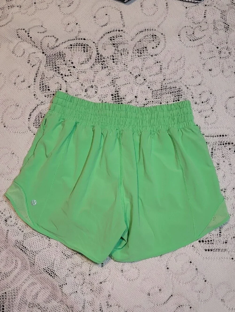 ☁️Lululemon Athletica Lime Green 4” Hotty Hot Shorts